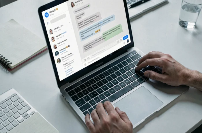 Écran d'ordinateur affichant l'historique des conversations d'un chatbot IA avec panneau latéral visible
